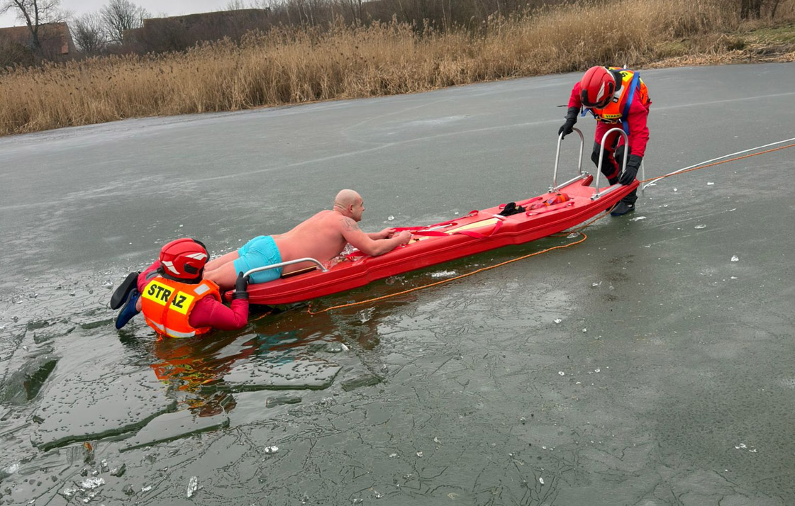 Strzegomscy strażacy ćwiczyli ratowanie życia na zamarzniętym zbiorniku wodnym w Rusku [FOTO] 